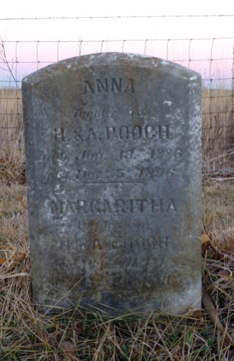 The marker for Anna and Margaritha Pooch is in German.